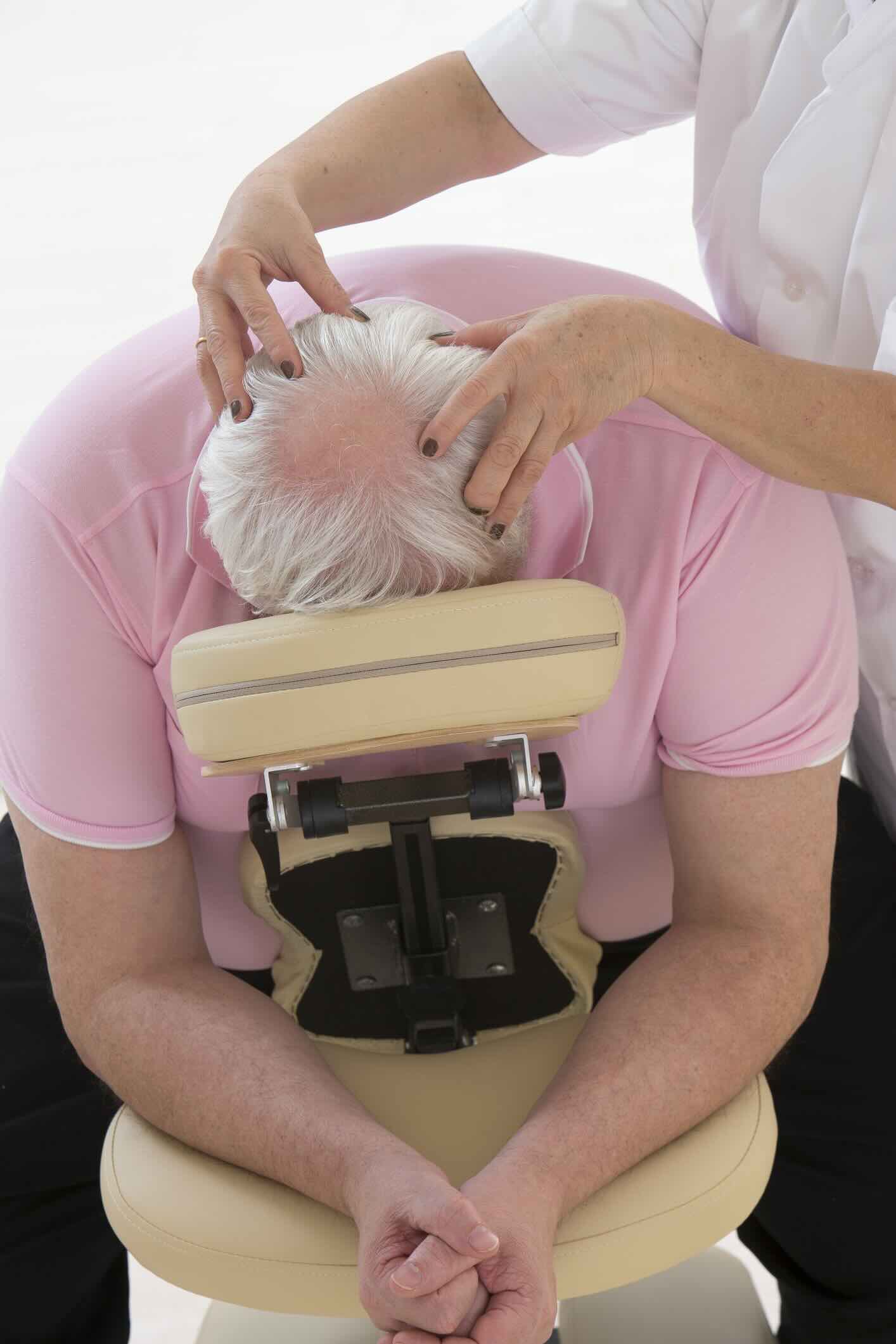 massage tête homme agé